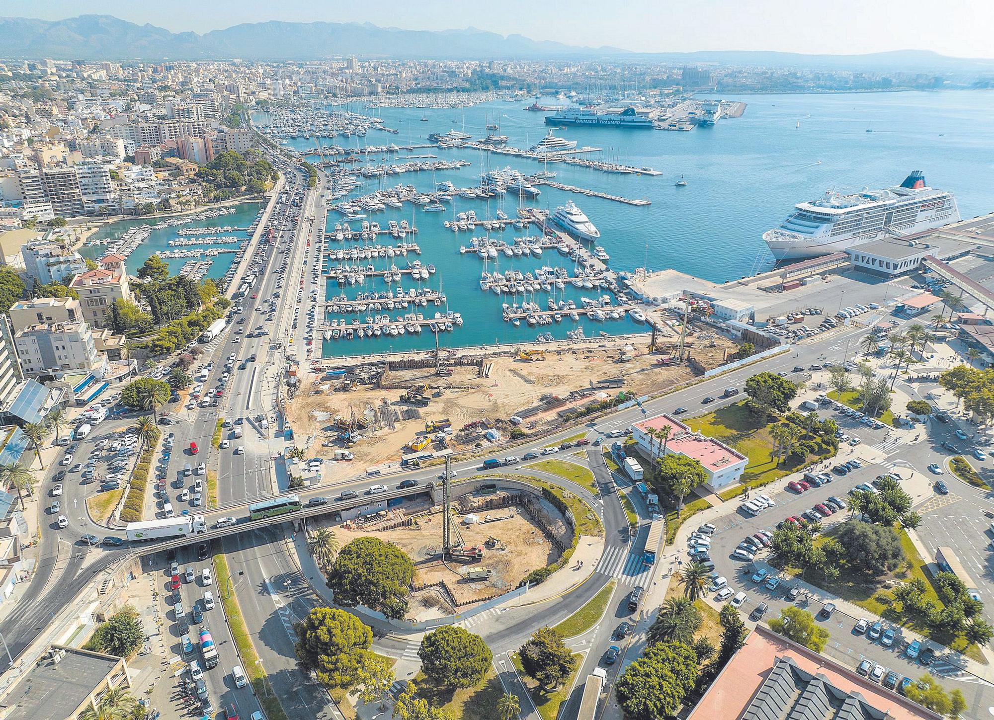 Vista aérea del Paseo Marítimo, con el Club de Mar en primer término, con la zona de edificios ahora convertida en un solar para levantar los nuevos.