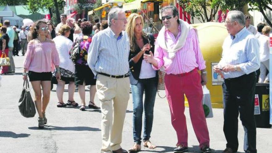 José Carlos González, María Porto, Francisco Álvarez-Cascos y Guillermo Quirós, ayer, en una de las calles del recinto ferial. | j. j.