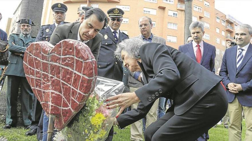 Las víctimas del terrorismo reclaman en Badajoz dignidad y permanecer en la memoria