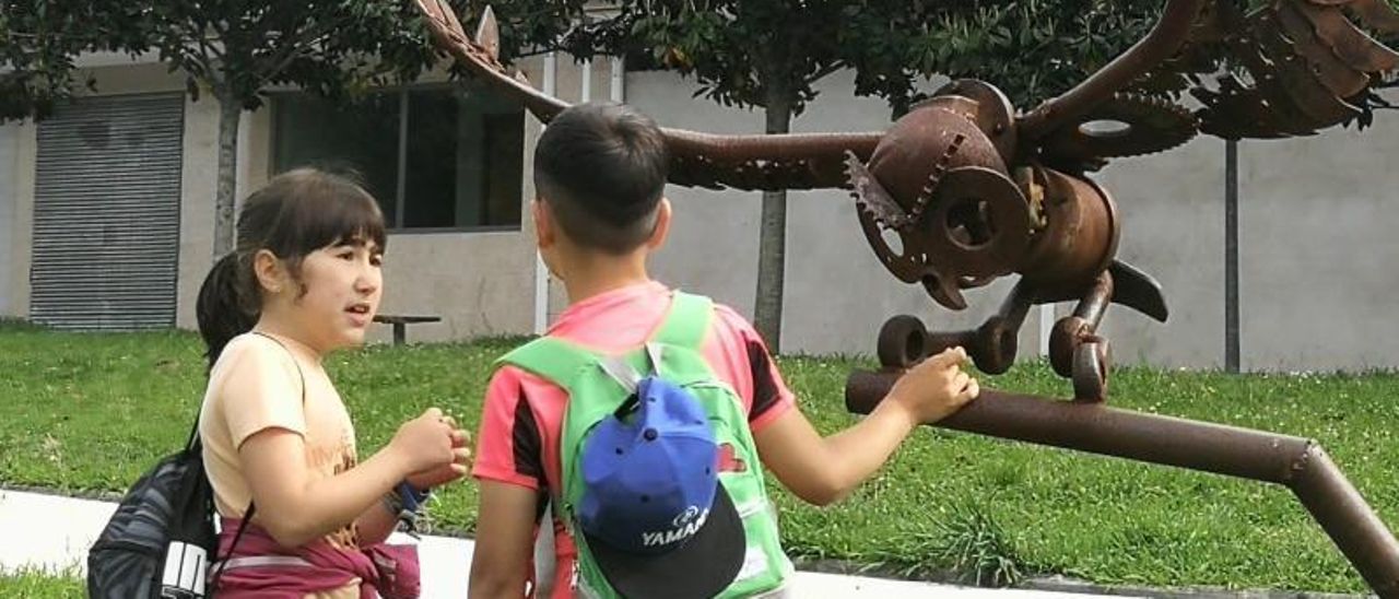 Alumnos de 3º de Primaria en las esculturas de Moaña.