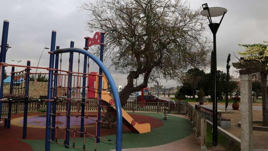 Mejoran el alumbrado en el parque infantil de O Corgo  |  Las quejas de los niños y las críticas de sus padres iban en aumento de un tiempo a esta parte. Aludían a la deficiente visibilidad en el parque infantil de O Corgo, justo al lado de la casa consistorial grovense. La concejalía de Obras, dirigida por la socialista María de los Ángeles Domínguez Fernández, actuó con celeridad para corregir tal situación y decidió introducir mejoras en la iluminación del citado espacio público.