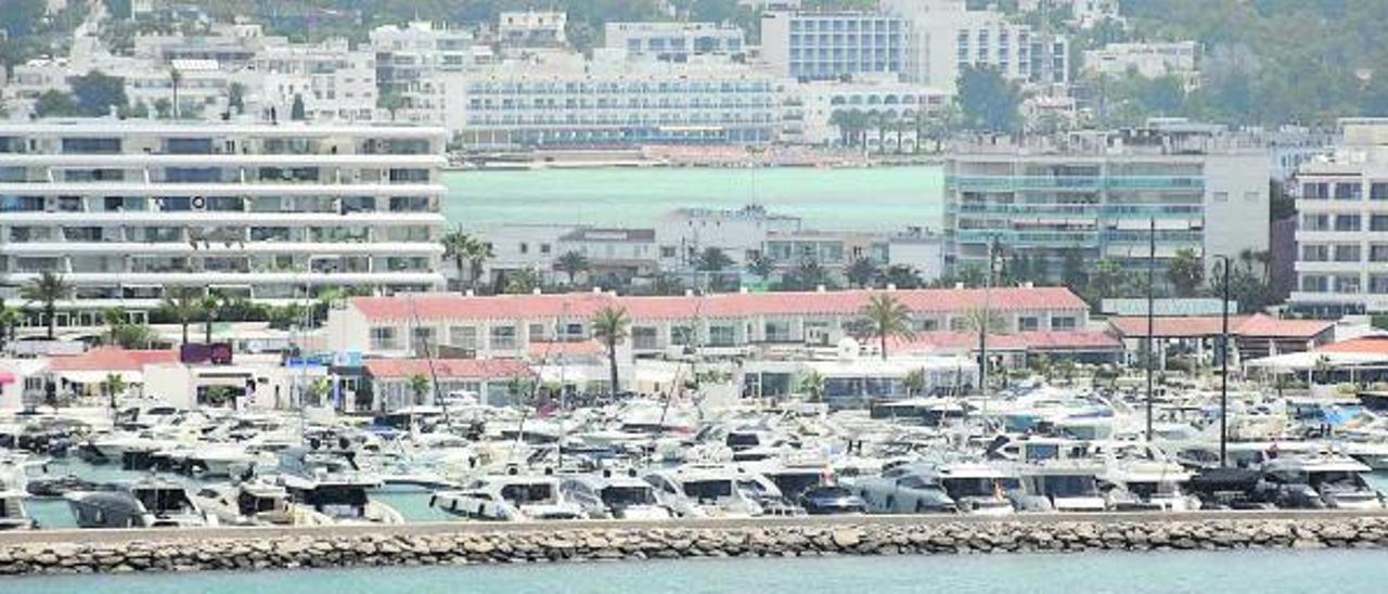 Decenas de embarcaciones de recreo amarradas en los pantalanes del puerto deportivo Nueva Botafoc de Ibiza.