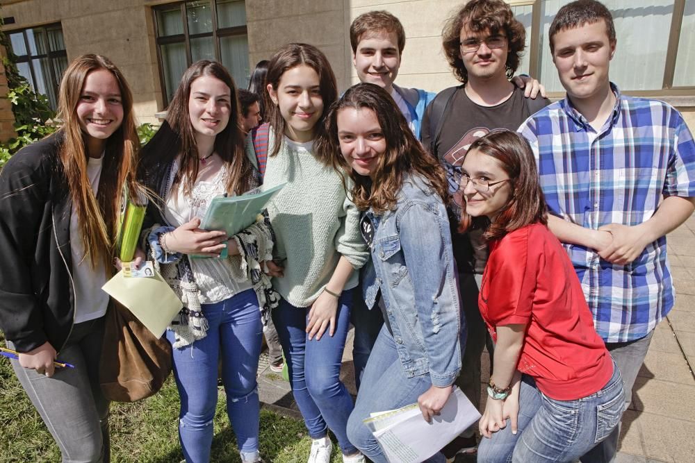 Alumnos se examinan de la PAU en Gijón