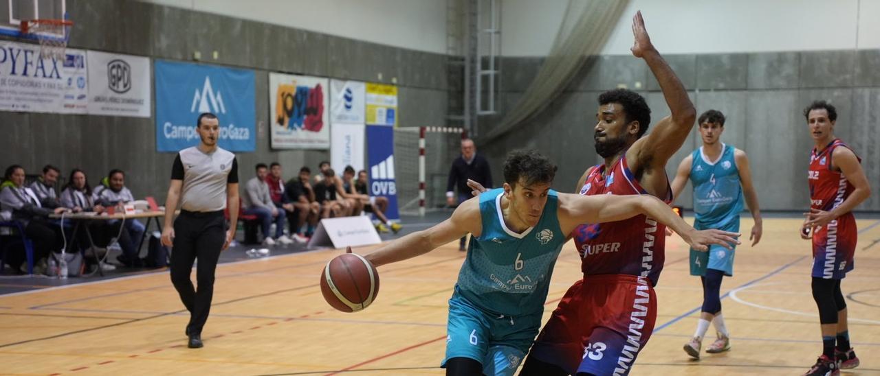 José Antonio Moreno intenta superar a un rival.