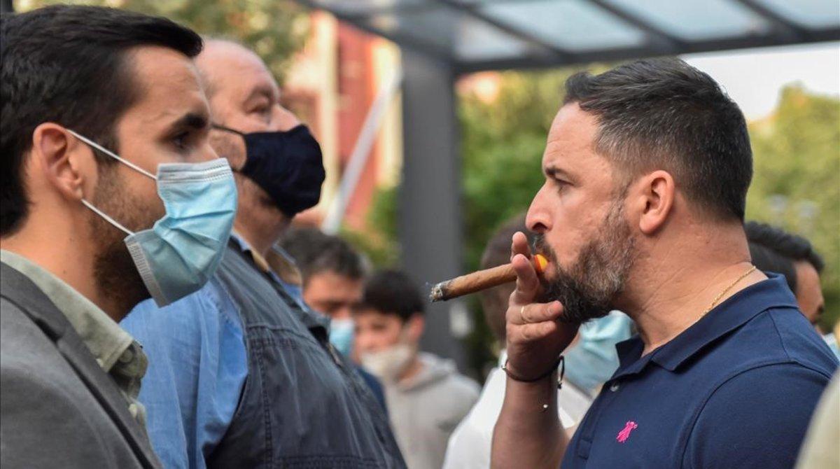 El presidente de Vox, Santiago Abascal, se fuma un puro tras intervenir en Sestao (Bizkaia).