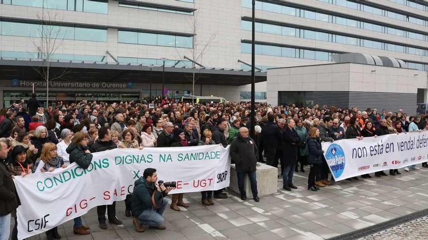 Los manifestantes ayer a la entrada del nuevo hospital de Ourense. // Jesús Regal