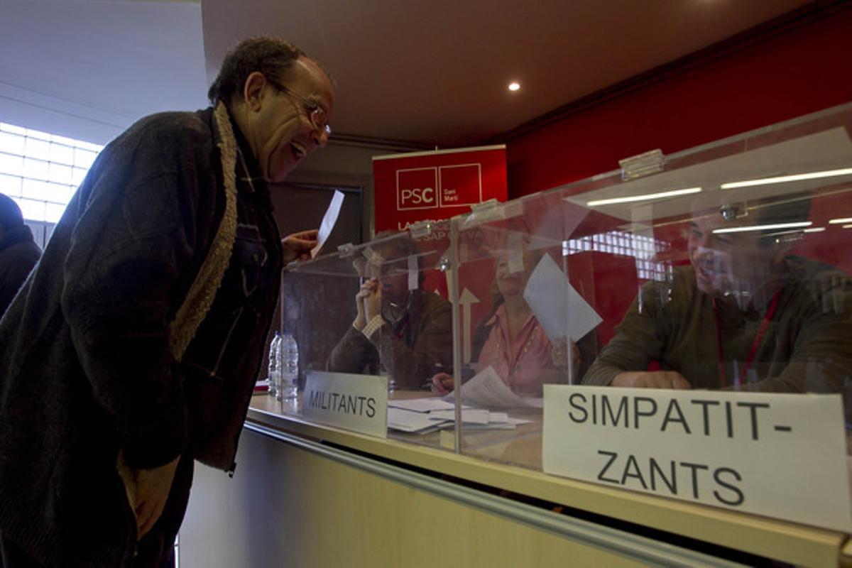 Un militant socialista del districte de Sant Martí diposita el seu vot a l’urna. Un militant socialista del districte de Sant Martí diposita el seu vot a l’urna.