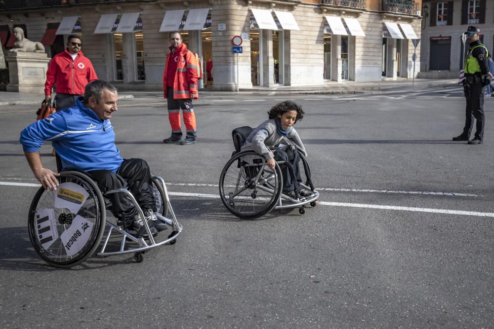 Medio centenar de personas participan en la primera marcha Milla Accesible