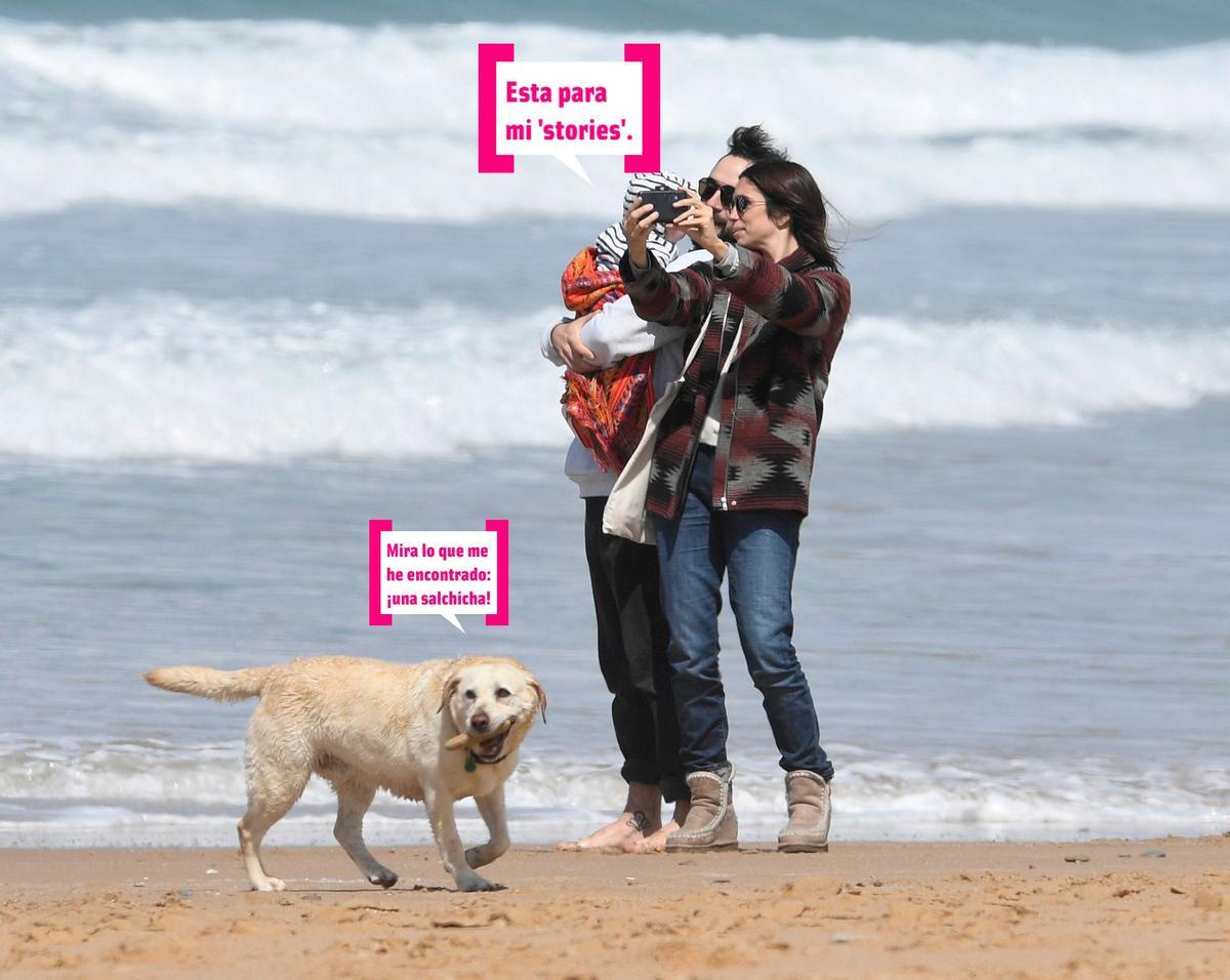 Elena Furiase con su 'family' en la playa.