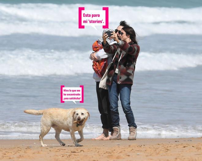 Elena Furiase con su 'family' en la playa.