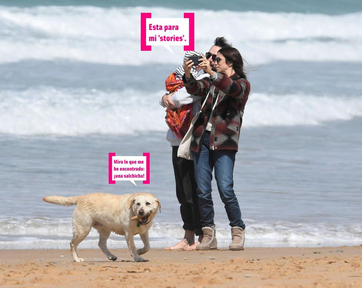 Elena Furiase con su 'family' en la playa.