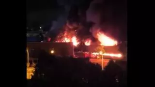 Un grave incendio calcina las cocheras de los autobuses municipales de Burgos