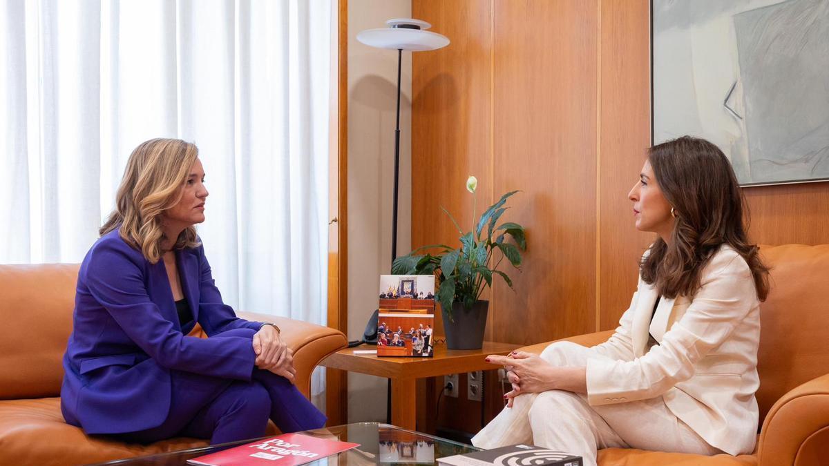 Pilar Alegría conversando con María Navarro, nueva presidenta de las Cortes de Aragón