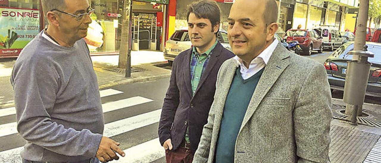 Juan José Cardona habla con un vecino, junto al concejal Jaime Romero.