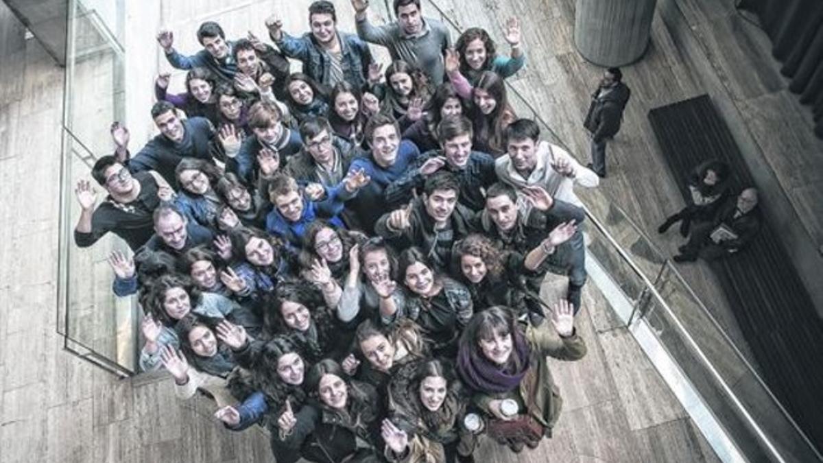 Jóvenes filósofos arracimados. A la izquierda, con gafas, Cristina Iruela, y, justo detrás de ella, Marc Franco, los dos ganadores.