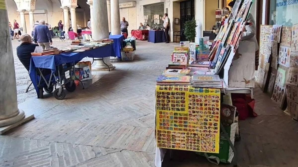 Puestos de sellos, cromos y curiosidades en la Plaza del Cabildo.