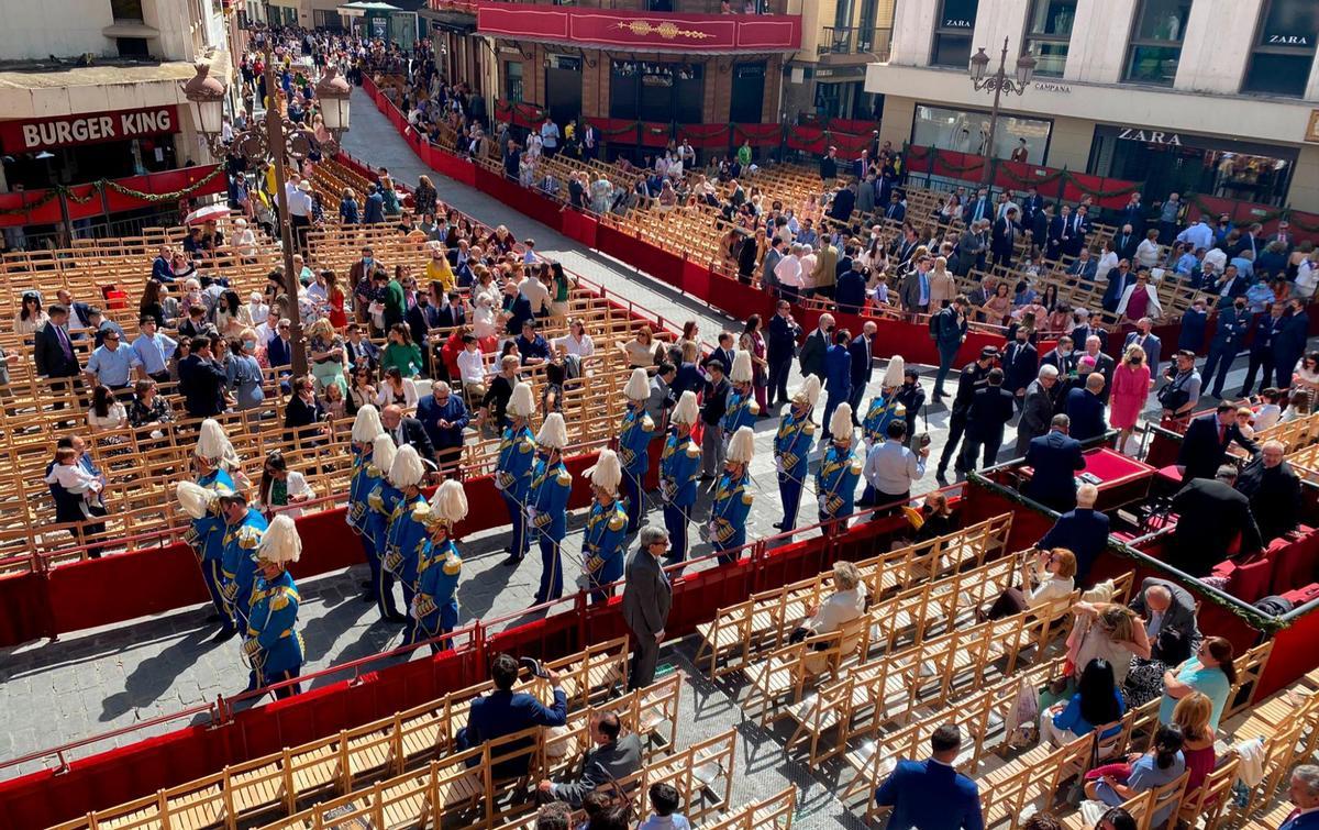 Guardia Municipal de Gala en las previas de iniciarse la Carerra Oficial en la Plaza de la Campana.