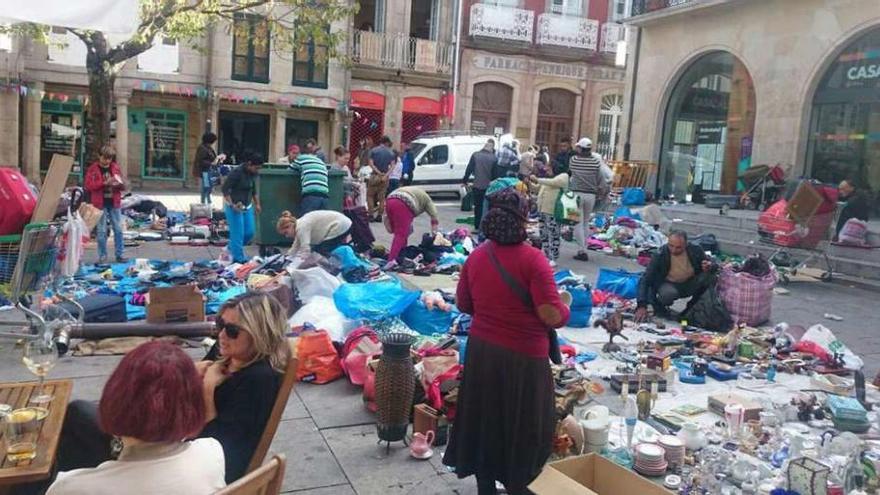 Vendedores colocan un contenedor en el centro de la plaza para tirar ropa, juguetes, etc. // Rep. G. Santos