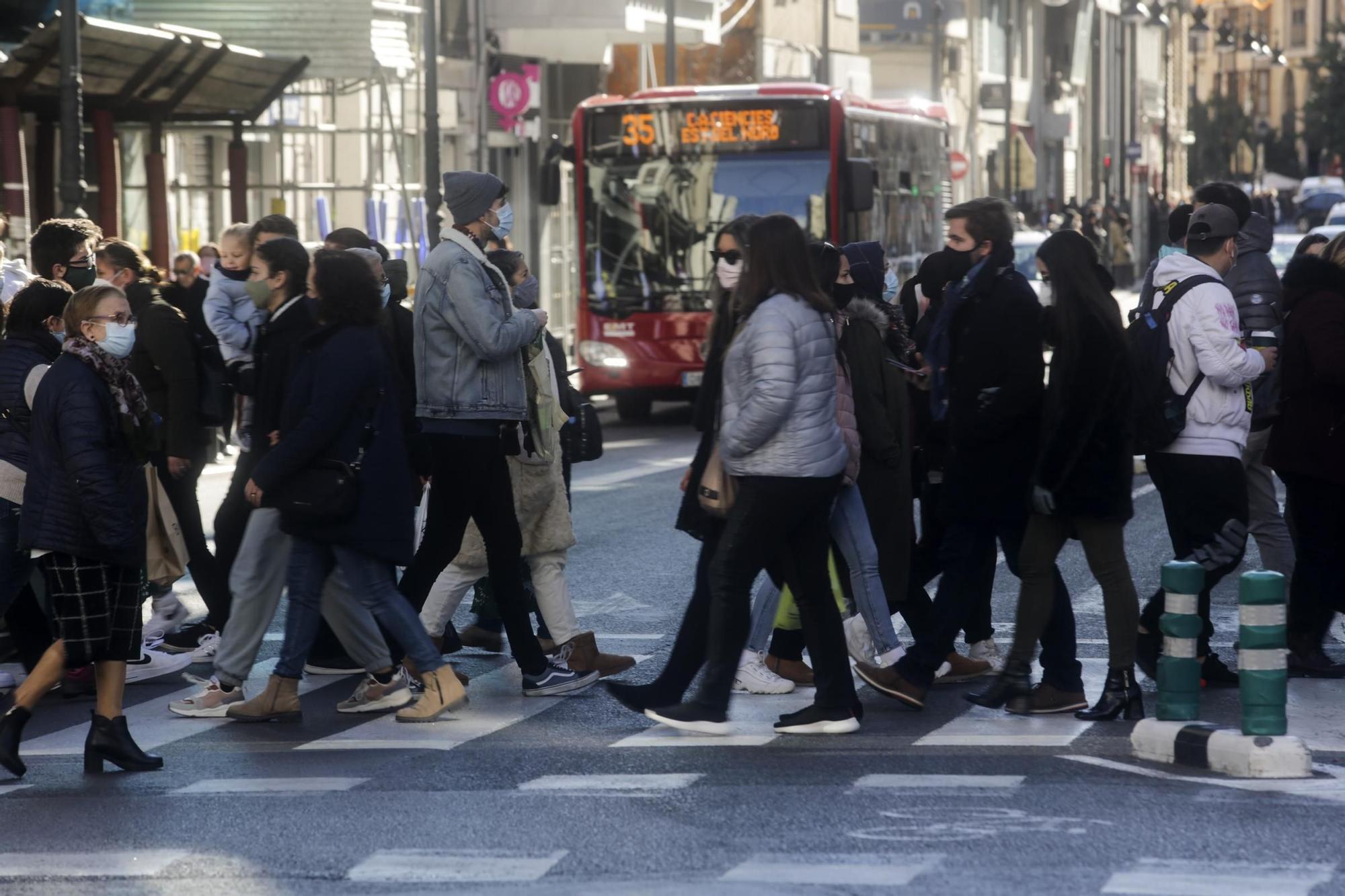 Aglomeraciones en las tiendas del centro de València por las compras de Navidad