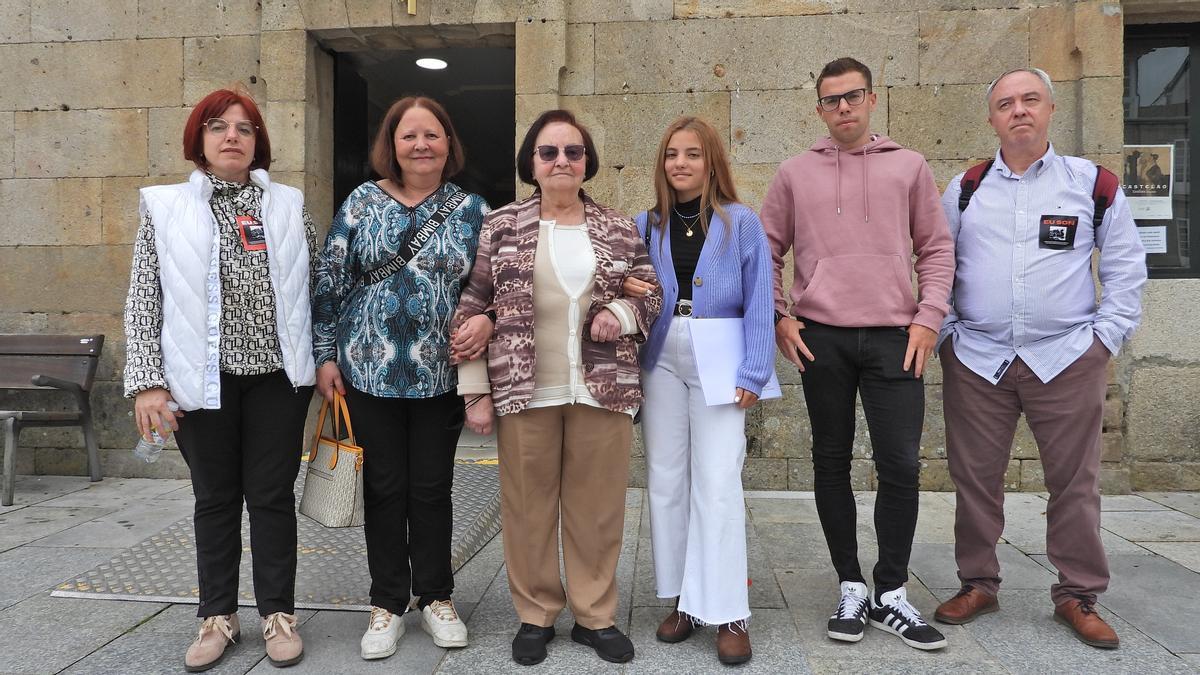 Familiares de los republicanos asesinados.