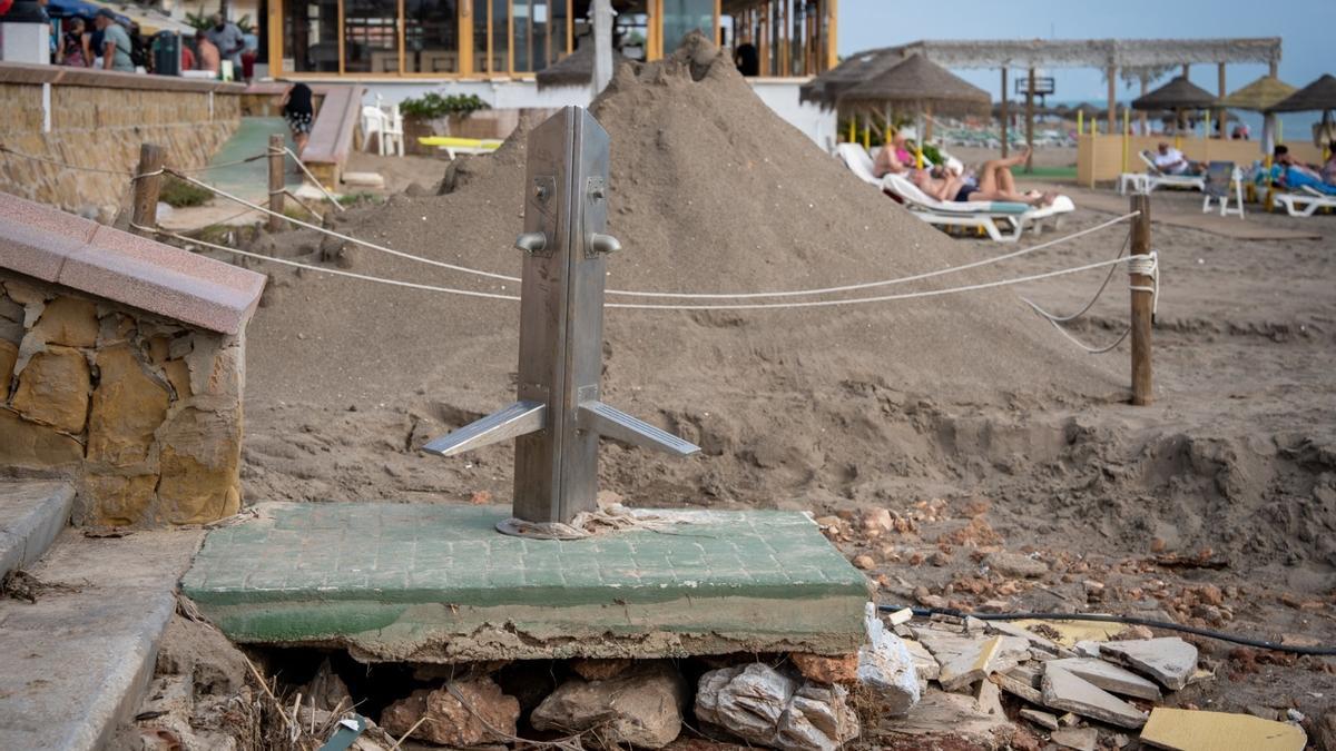 La DANA dejó numerosos daños en las playas de Torremolinos.