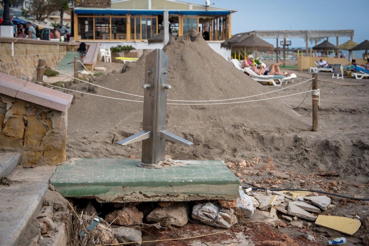 La DANA dejó numerosos daños en las playas de Torremolinos.