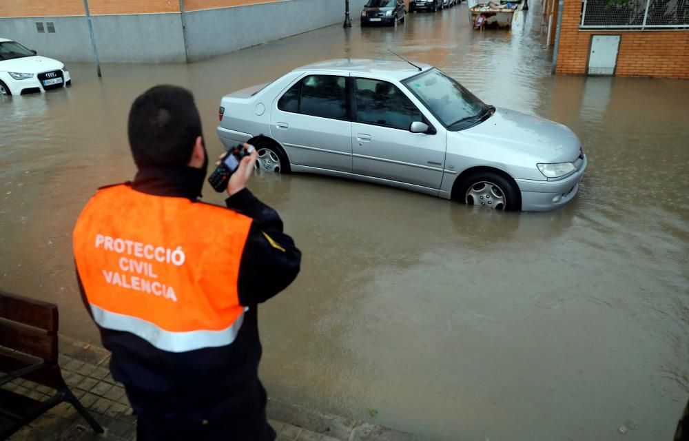 Un miembro de Protección Civil informa desde una calle inundada.