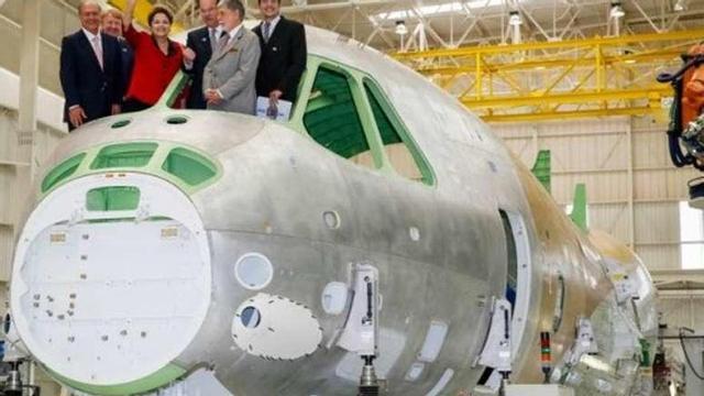 Presentación en Brasil del avión, en 2014. // FdV