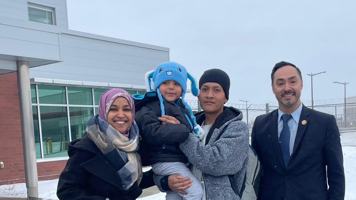 LIAM CONEJO LIBERADO | El niño de cinco años Liam Conejo y su padre regresan a Minneapolis tras su detención por el ICE