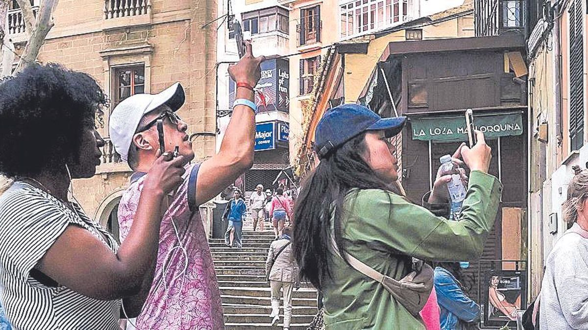 Unos turistas realizan fotografías.