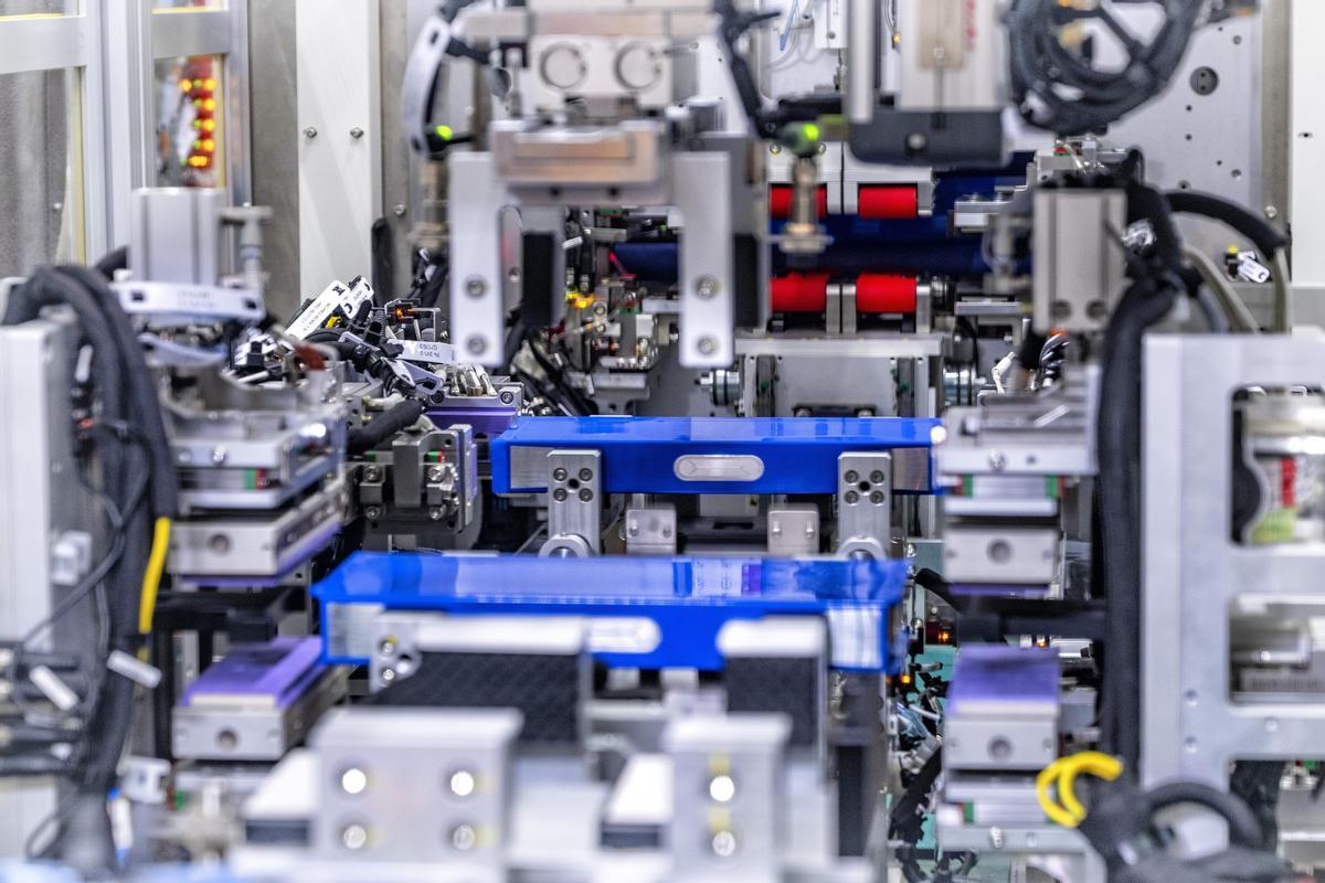 Proceso de montaje de las celdas en las carcasas.