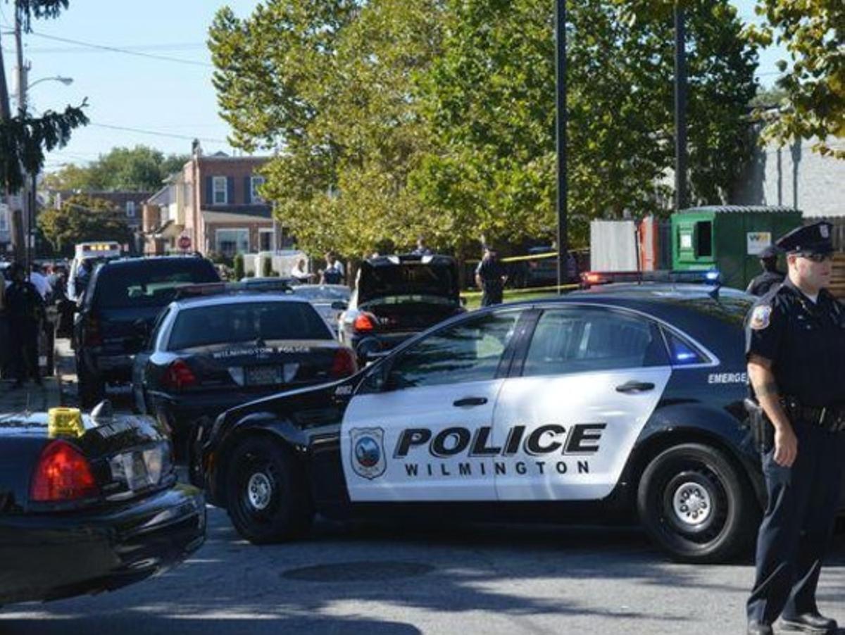 Coches de la policía del estado de Delaware en Welmington, tras la sospechosa muerte de un hombre en silla de ruedas.