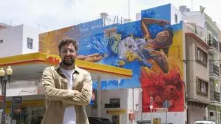 Un artista canario convierte una pared gris de Tomás Morales en una explosión de color