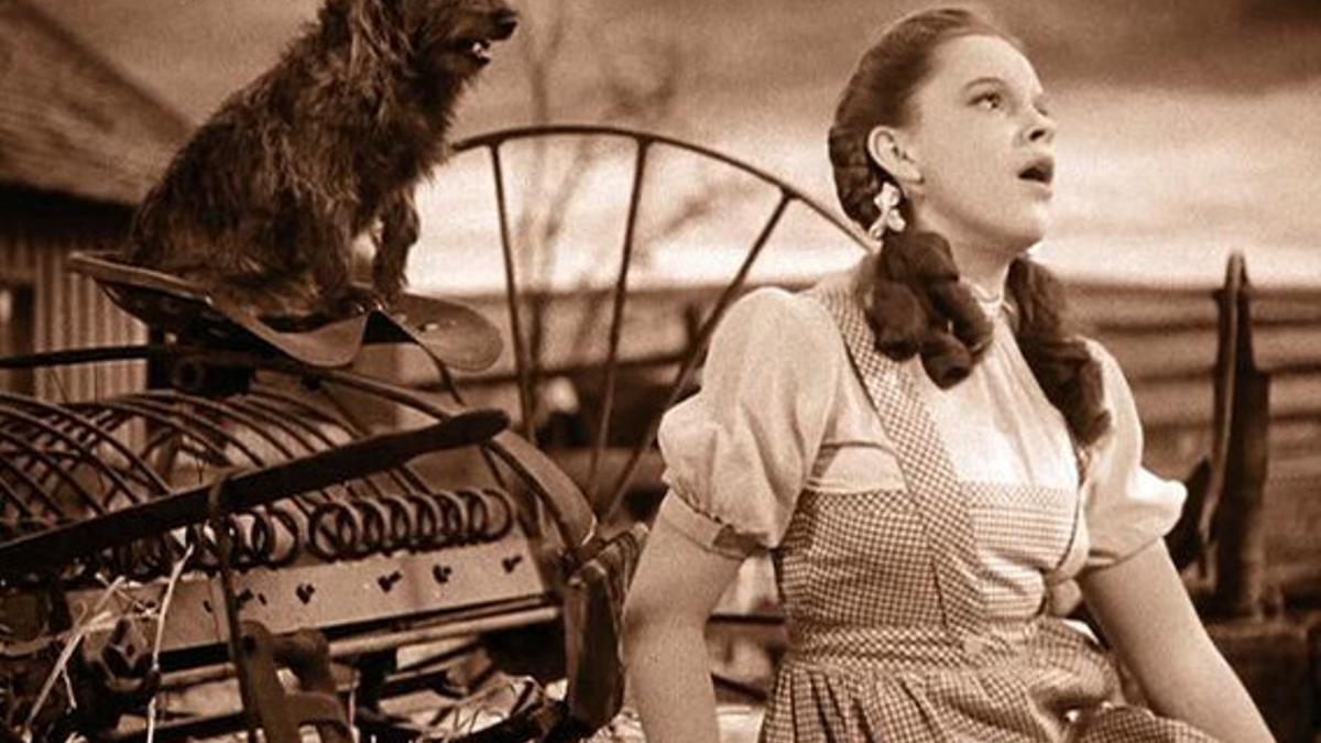 Judy Garland, con el vestido subastado, en una escena de 'El mago de Oz'.