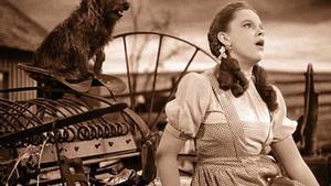 Judy Garland, con el vestido subastado, en una escena de ’El mago de Oz’.