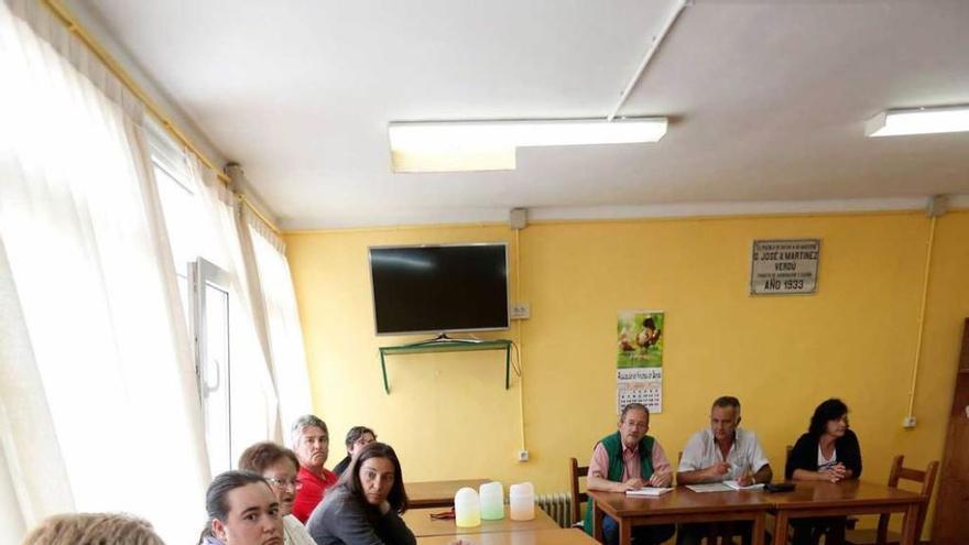 Asistentes a la asamblea de vecinos celebrada ayer por la tarde en la sede de la asociación.