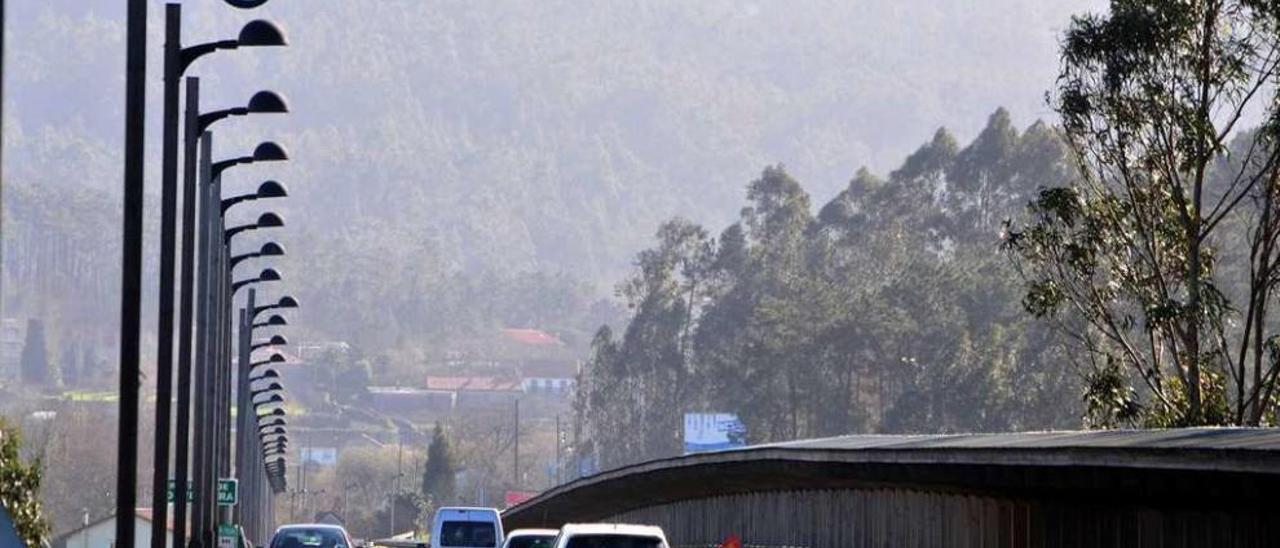 El alumbrado público del puente es pésimo, con solo dos farolas en activo. // Iñaki Abella