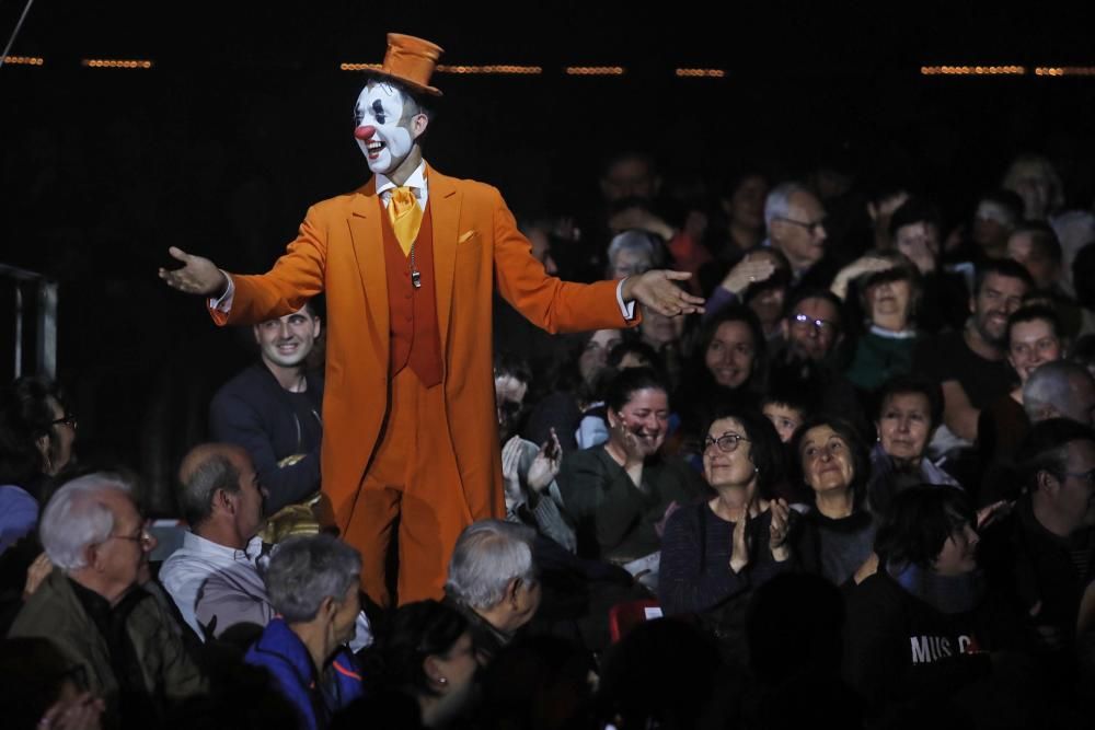 Espectacle vermell del Festival Internacional del Circ Elefant d'Or de Girona