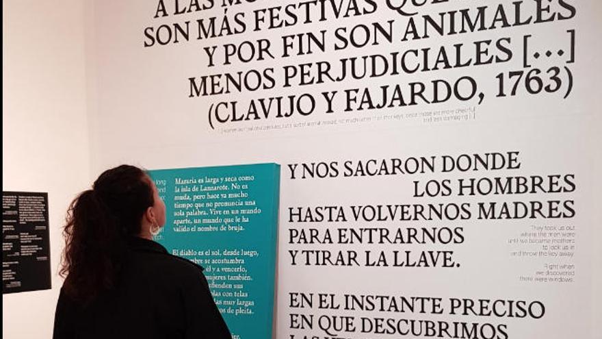 Una trabajadora del museo, ayer, junto a los textos de Clavijo y Macarena Nieves.