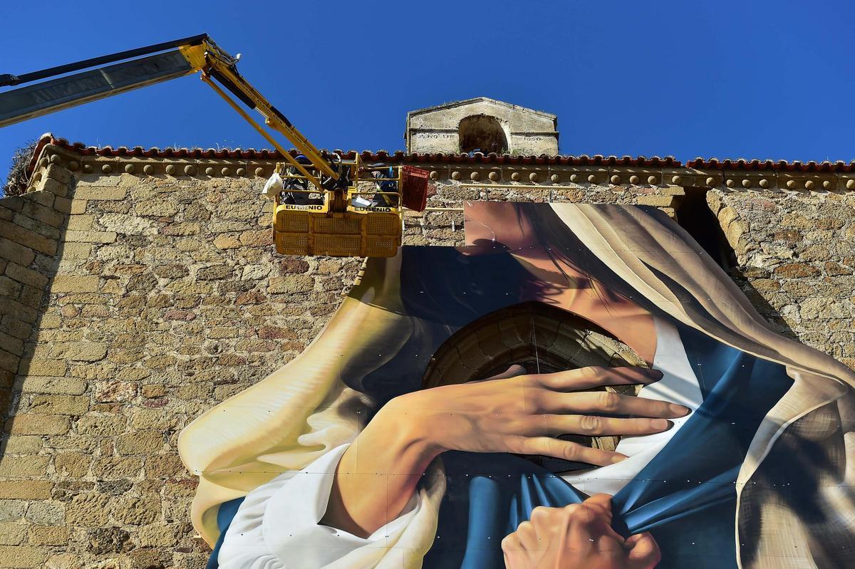 Fotogalería | Las imágenes del nuevo mural de Brea para la Semana Santa de Plasencia