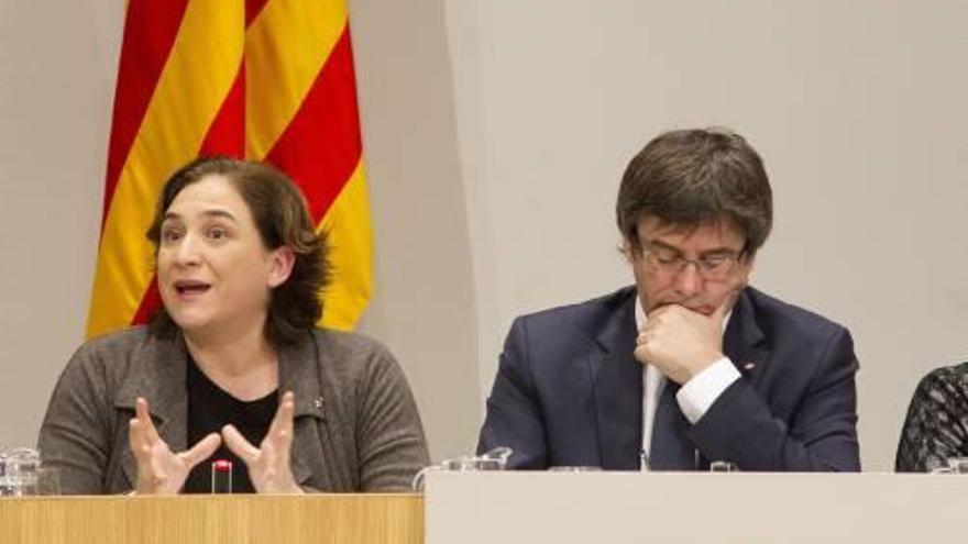 Puigdemont i Colau, durant la presentació del protocol.