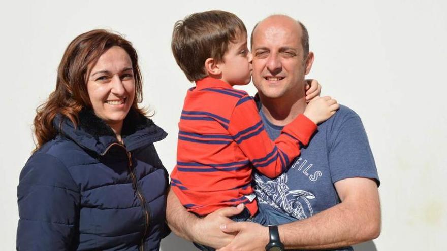 Cristina Arnaldo y Hugo Corrales posan con su hijo Arnau, de 7 años.