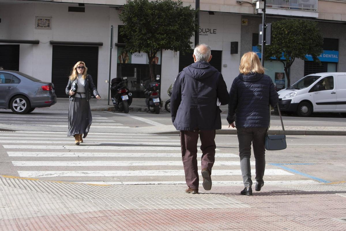 Una pareja de personas mayores pasea por una avenida de Alzira, en una imagen de archivo.