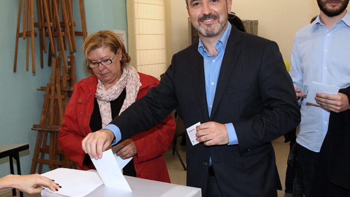 El aspirante a candidato a la Alcaldía de Barcelona, el exdiputado Jaume Coollboni, vota en la segunda vuelta de las elecciones primarias del PSC.