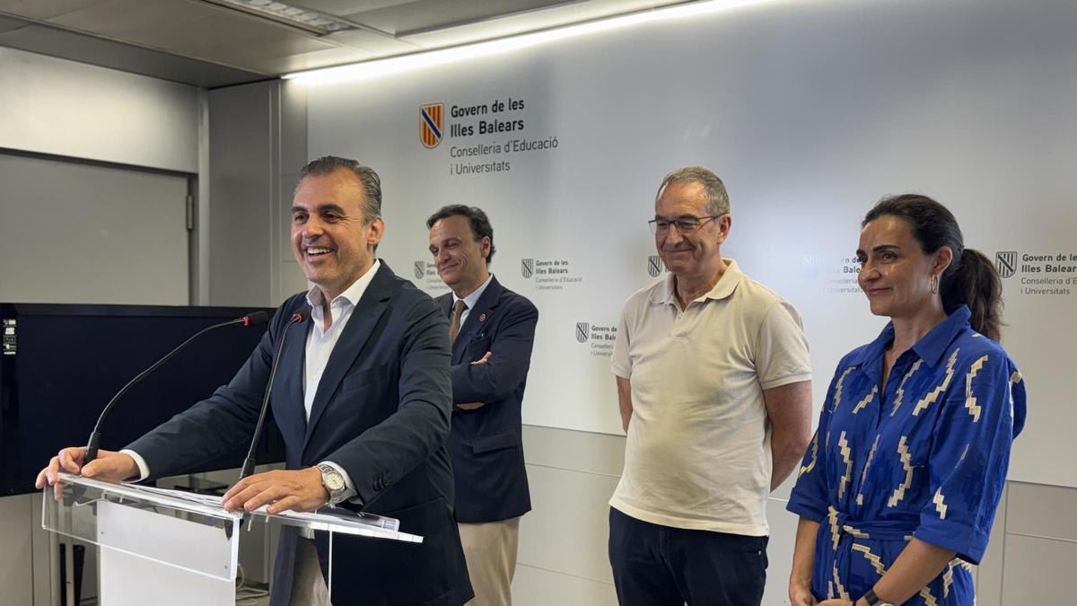 Vera, Salas y los directores de centros de Excelencia de Madrid, este jueves en la Conselleria de Eduación.