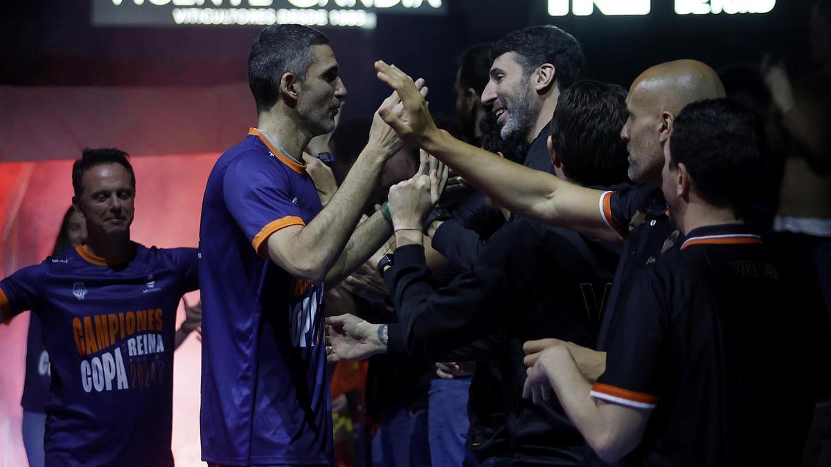 Rubén Burgos, felicitado por Álex Mumbrú en las celebraciones por la Copa de la Reina