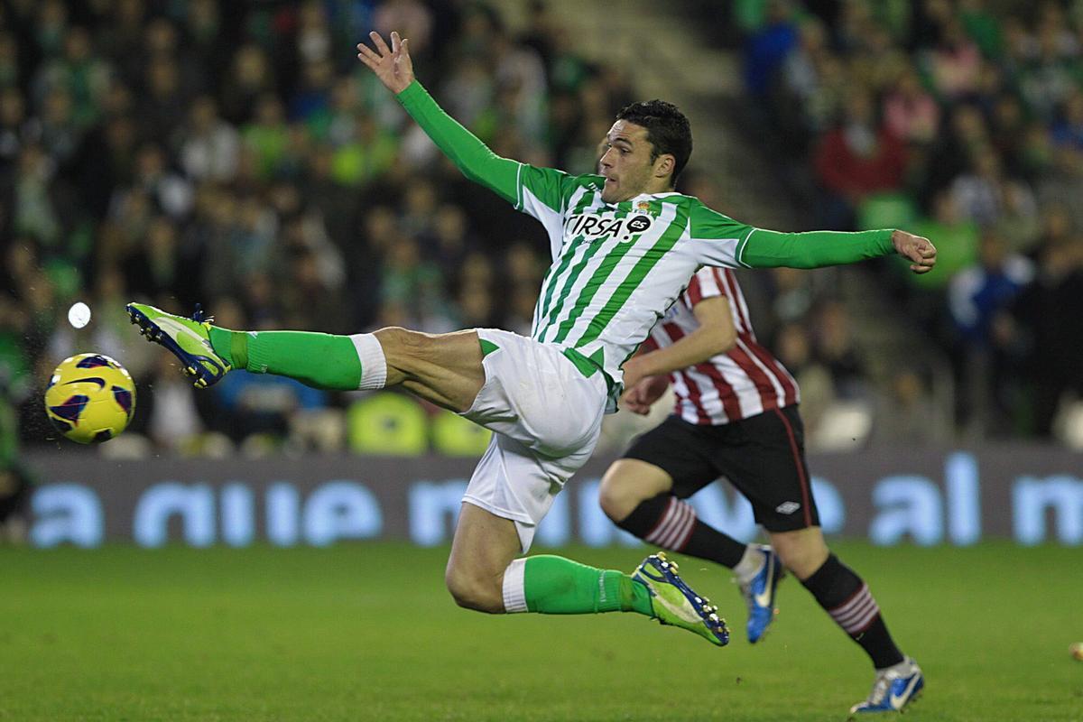 GRA330. SEVILLA, 21/01/2013.- El delantero del Betis, Jorge Molina, intenta rematar en una jugada del encuentro correspondiente a la jornada 20 de primera división, que disputan esta noche frente al Athletic de Bilbao, en el estadio Benito Villamarín de Sevilla. EFE / Paco Puentes.. horizontal izquierda