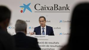 GRAFCVA3551. VALENCIA, 30/04/2026.- El consejero delegado de CaixaBank, Gonzalo Gortázar, presenta los resultados de la entidad del primer trimestre de 2026, un ejercicio marcado por los efectos de la guerra en Oriente Medio y la previsión de subidas de tipos, tras haber elevado su beneficio un 1,8 % en 2025, hasta 5.891 millones. EFE/Manuel Bruque