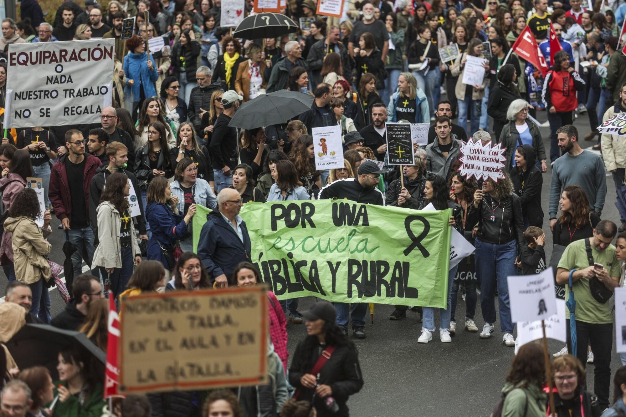 EN IMÁGENES: Así fue la gran manifestación de profesores por la enseñanza pública asturiana