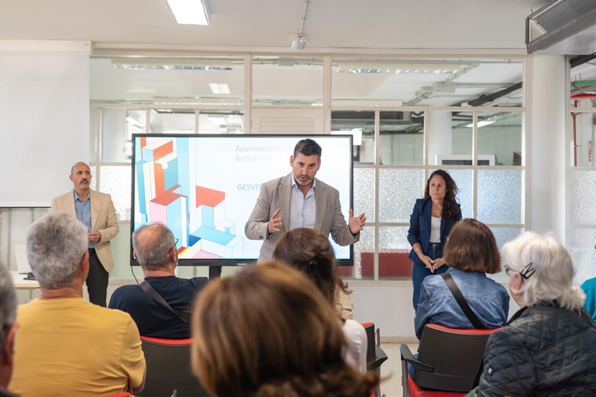 Los ediles Alejandro Marichal y Lucía Jiménez presentan el proyecto a los vecinos.